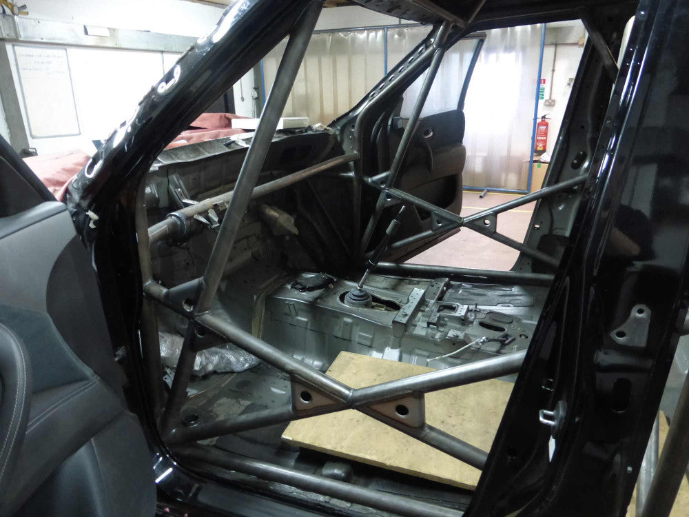 NISSAN Patrol Y62 International Multipoint T45 roll cage kit. FIA Certificated
