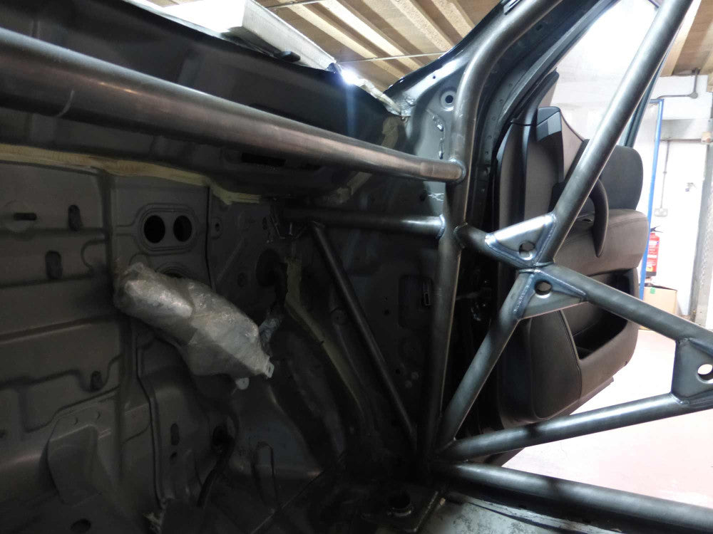 NISSAN Patrol Y62 International Multipoint T45 roll cage kit. FIA Certificated